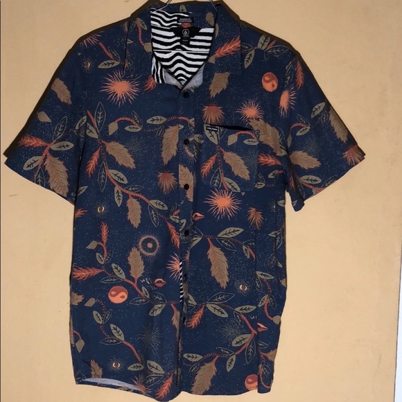 Volcom Other - Volcom. Modern fit. Leaves print shirt.